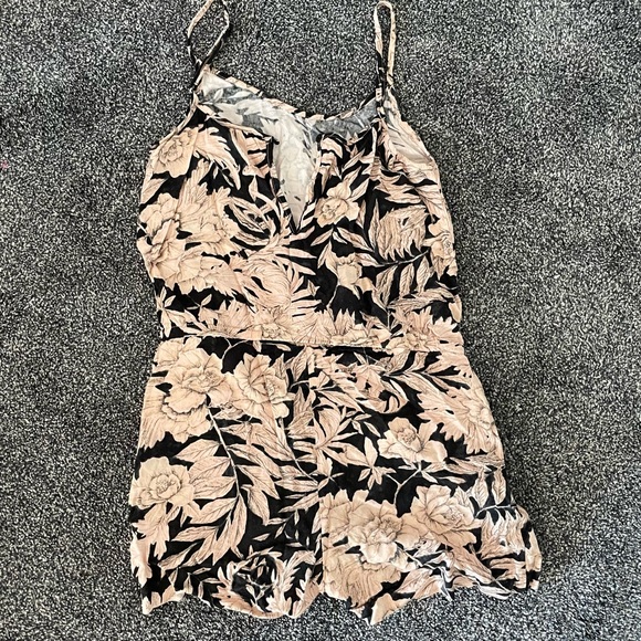 H and M peach and black Hawaiian floral romper - Picture 3 of 4
